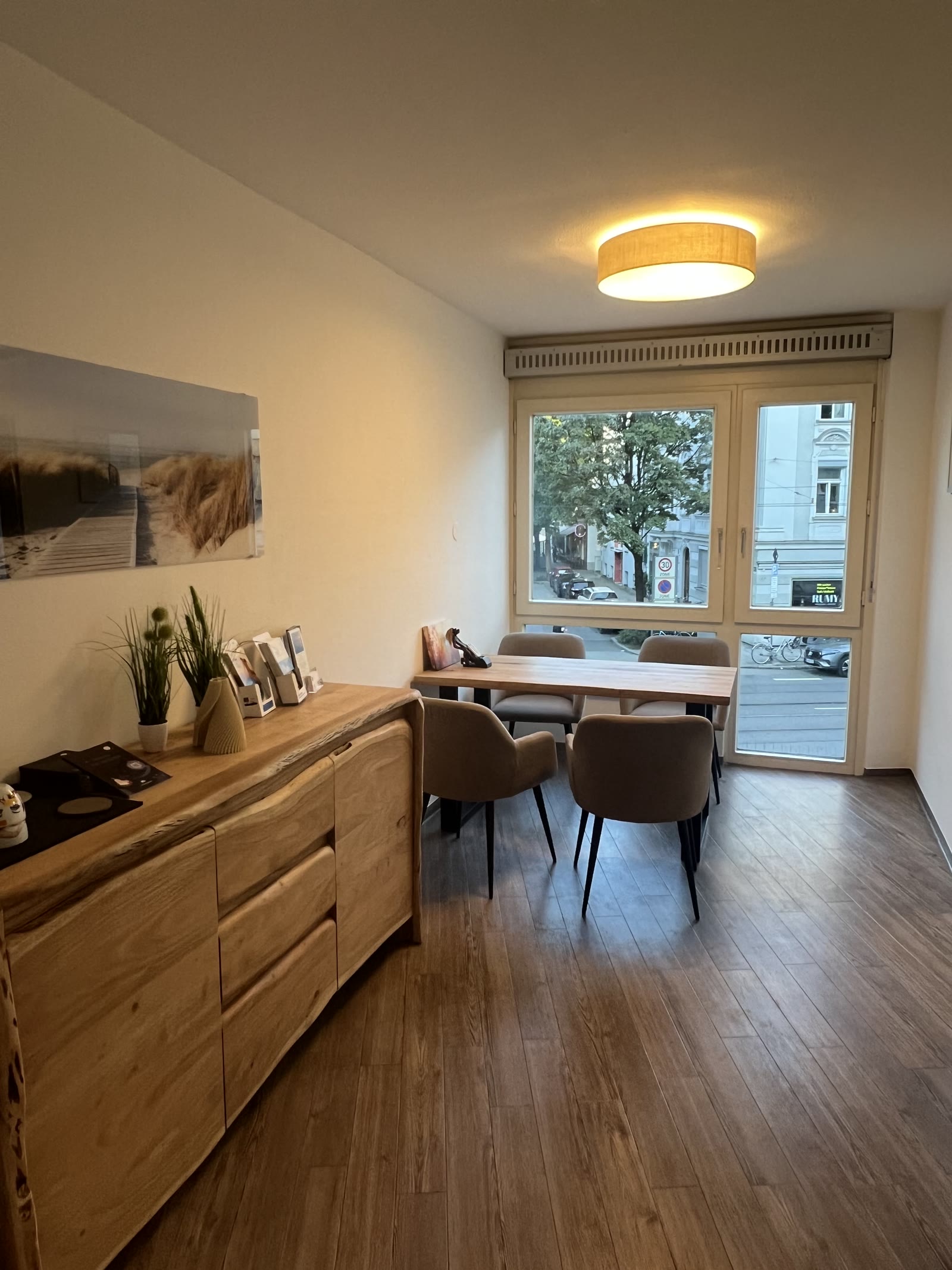 Beratungsraum Bestattung Poschner in der Geschäftsstelle Schwabing West, Belgradstraße 9, München